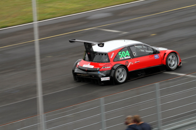 Frederik Holm har fået løst problemerne med bilen, og gav de øvrige deltagere i S-P divisionen baghjul.
(Foto: Keld Dohm)